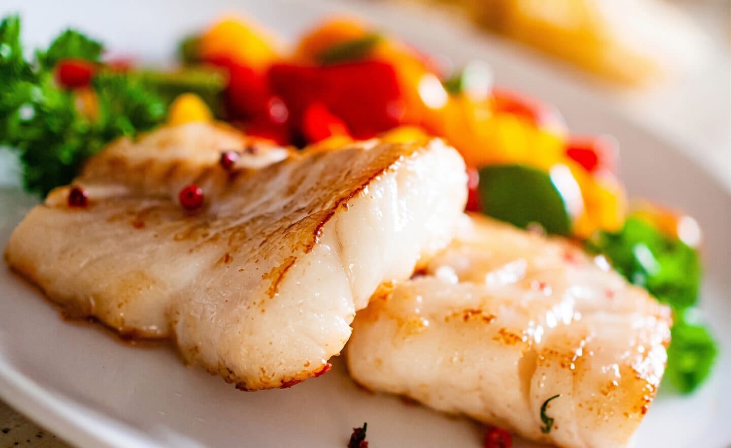 Pesce al forno con pomodori e peperoni