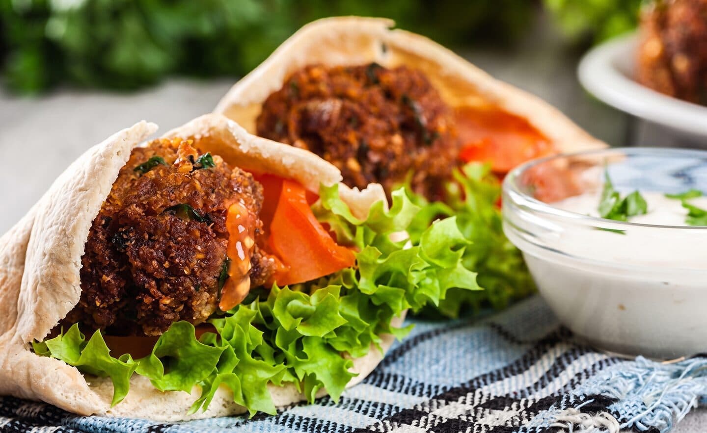 Pita con falafel e yogurt