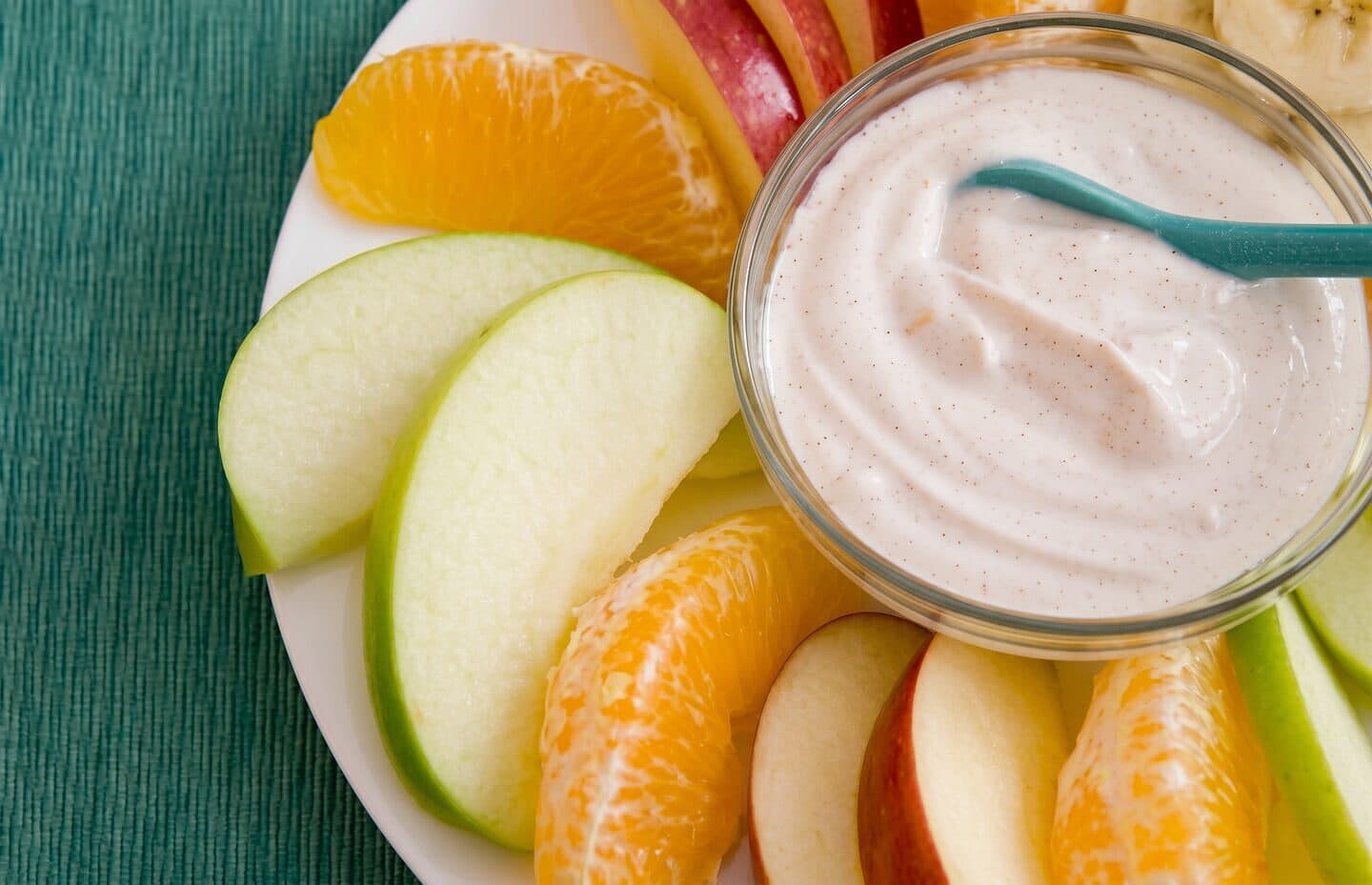 Frutta fresca con yogurt alla cannella