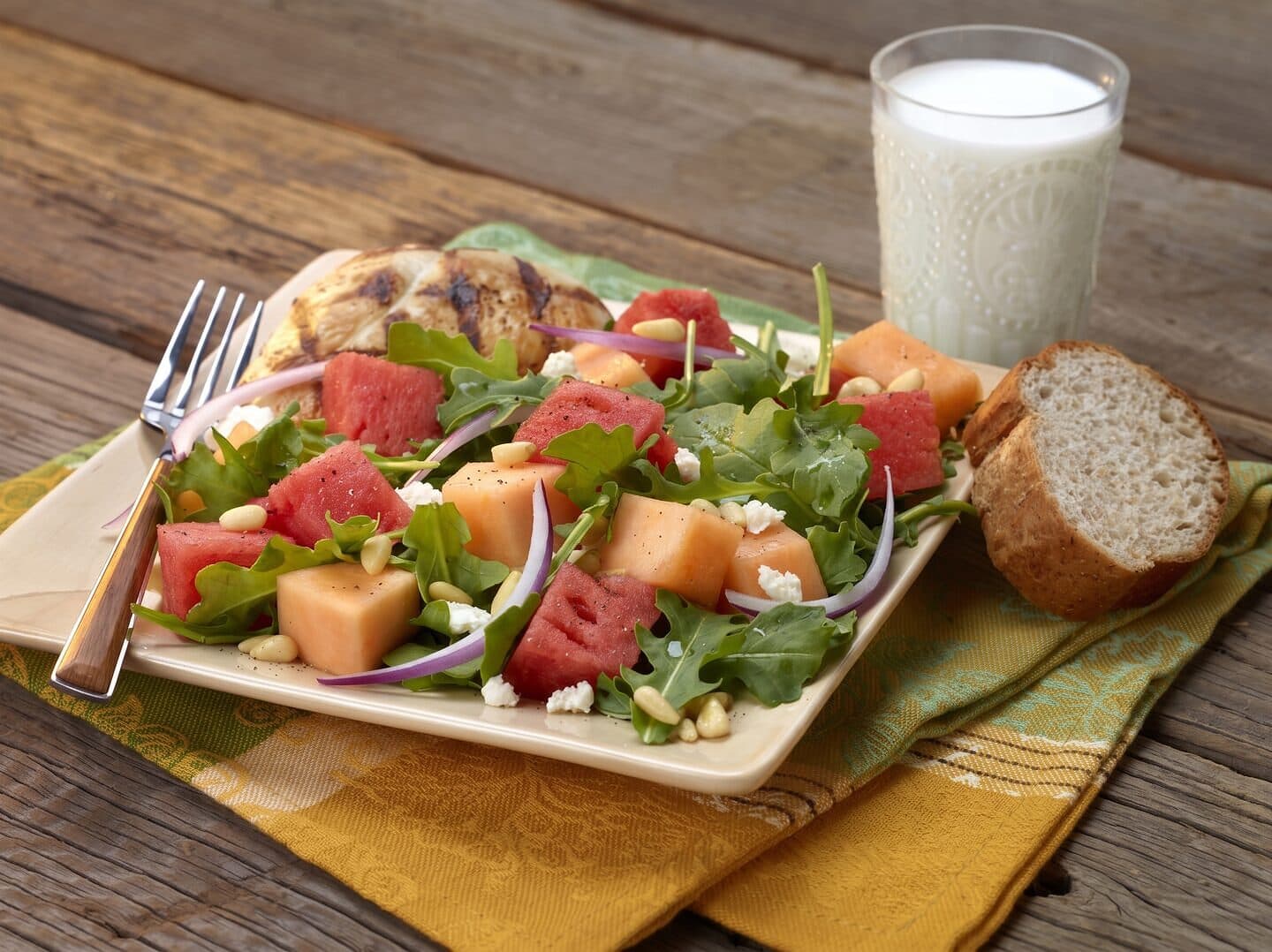 Insalata di frutta, feta e pinoli