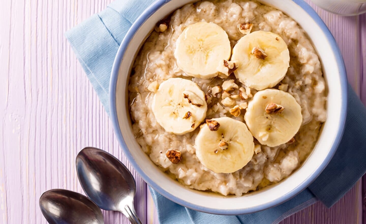 Porridge con banana e noci