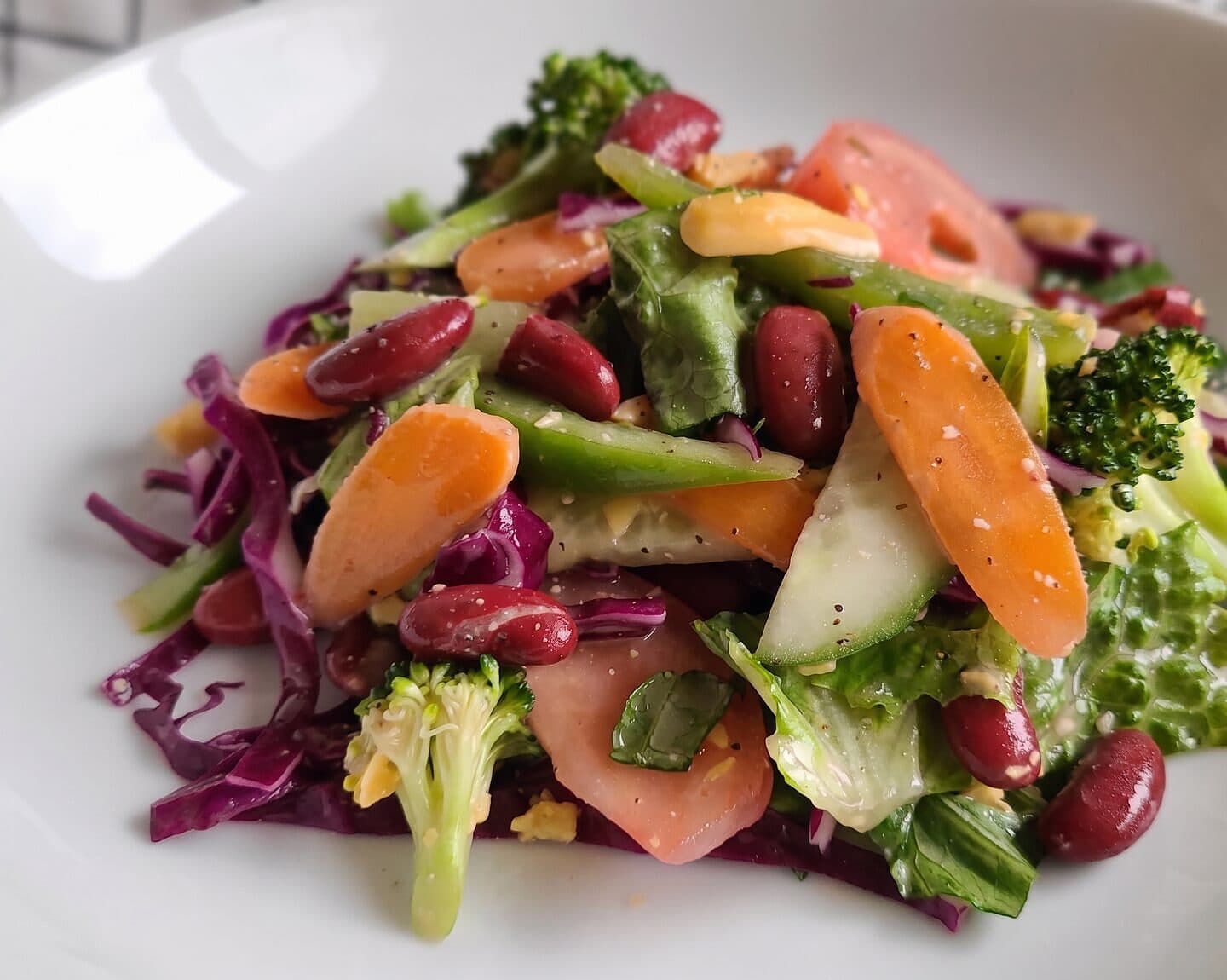 Insalata di fagioli e verdure
