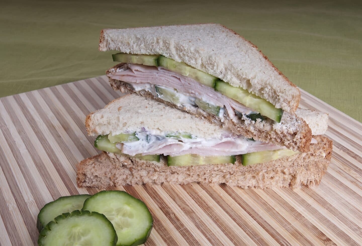 Panino con tacchino e cetriolo